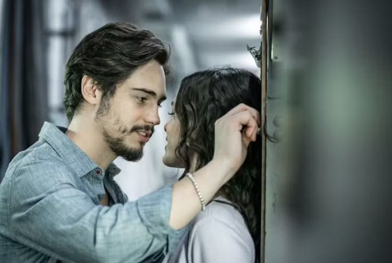 Bruna Marquezine teria engatado romance secreto com colega de elenco